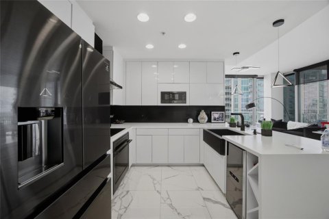 Condo in Tampa, Florida, 2 bedrooms № 2198240 - photo 12