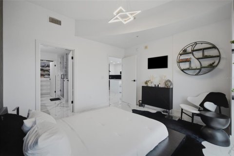 Condo in Tampa, Florida, 2 bedrooms № 2198240 - photo 23