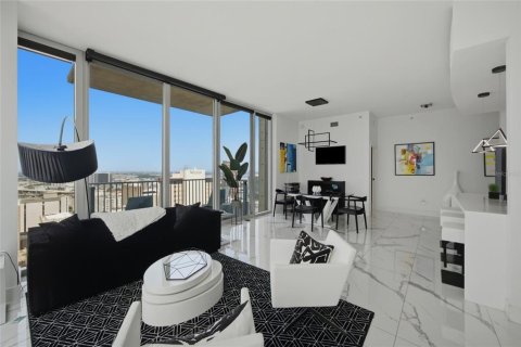Condo in Tampa, Florida, 2 bedrooms № 2198240 - photo 8