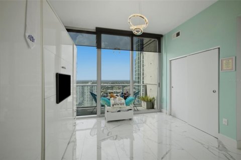 Condo in Tampa, Florida, 2 bedrooms № 2198240 - photo 25