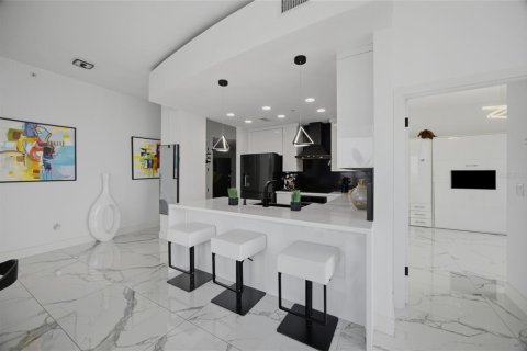 Condo in Tampa, Florida, 2 bedrooms № 2198240 - photo 9