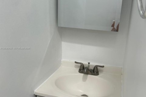 Propiedad comercial en alquiler en Miami, Florida, 1 dormitorio, 111.76 m2 № 2084999 - foto 4