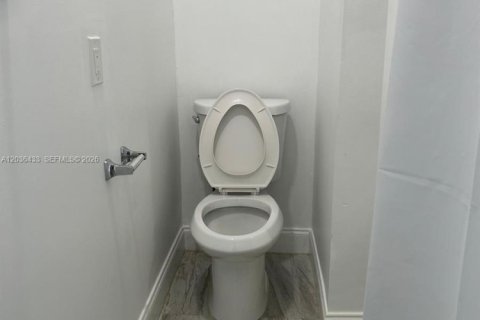 Propiedad comercial en alquiler en Miami, Florida, 1 dormitorio, 111.76 m2 № 2084999 - foto 5