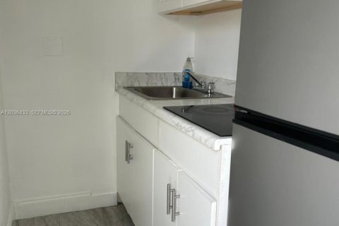 Propiedad comercial en alquiler en Miami, Florida, 1 dormitorio, 111.76 m2 № 2084999 - foto 2