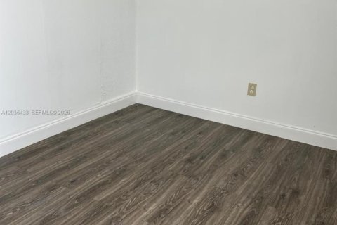 Propiedad comercial en alquiler en Miami, Florida, 1 dormitorio, 111.76 m2 № 2084999 - foto 3