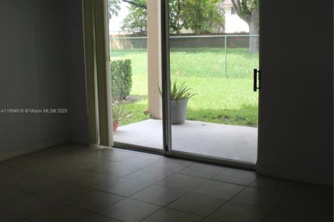 Copropriété à louer à Miami, Floride: 2 chambres, 99.87 m2 № 1947436 - photo 16