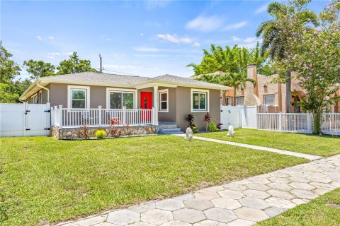 House in Saint Petersburg, Florida 4 bedrooms, 170.57 sq.m. № 1817866 - photo 2