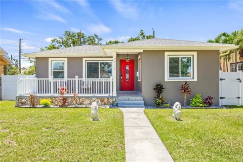 House in Saint Petersburg, Florida 4 bedrooms, 170.57 sq.m. № 1817866 - photo 1