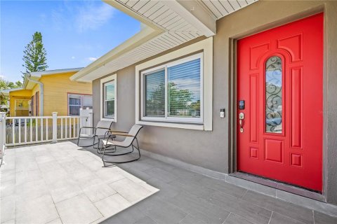 House in Saint Petersburg, Florida 4 bedrooms, 170.57 sq.m. № 1817866 - photo 7