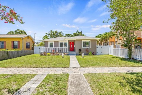 House in Saint Petersburg, Florida 4 bedrooms, 170.57 sq.m. № 1817866 - photo 3