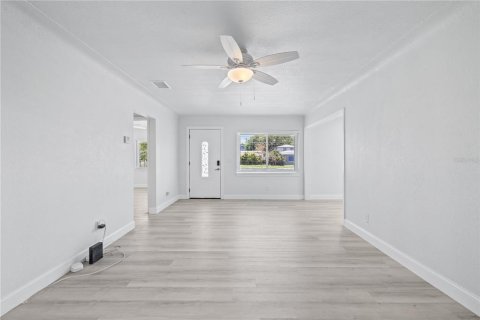 House in Saint Petersburg, Florida 4 bedrooms, 170.57 sq.m. № 1817866 - photo 10