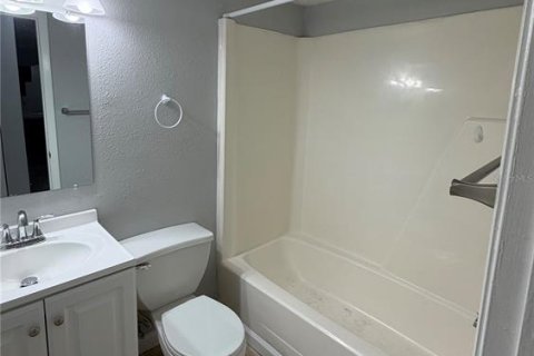 Condo in Brandon, Florida, 2 bedrooms № 2219966 - photo 12