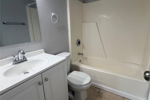 Condo in Brandon, Florida, 2 bedrooms № 2219966 - photo 9