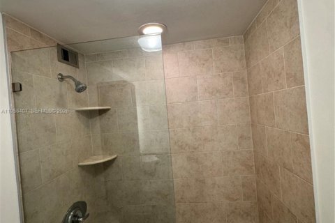Copropriété à louer à Miami, Floride: 1 chambre, 81.75 m2 № 2022179 - photo 11
