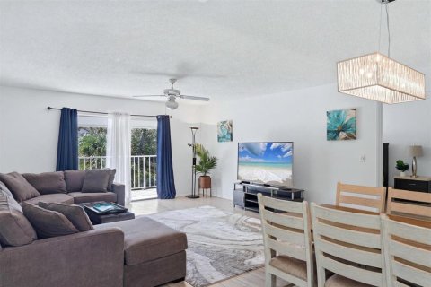 Condo in Bradenton, Florida, 2 bedrooms № 2215883 - photo 11