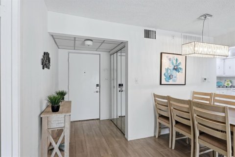 Condo in Bradenton, Florida, 2 bedrooms № 2215883 - photo 7