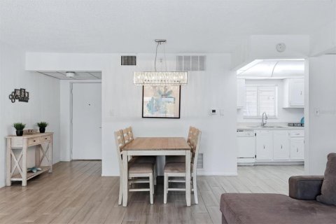 Condo in Bradenton, Florida, 2 bedrooms № 2215883 - photo 22