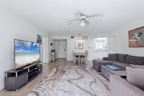Condo in Bradenton, Florida, 2 bedrooms № 2215883 - photo 13