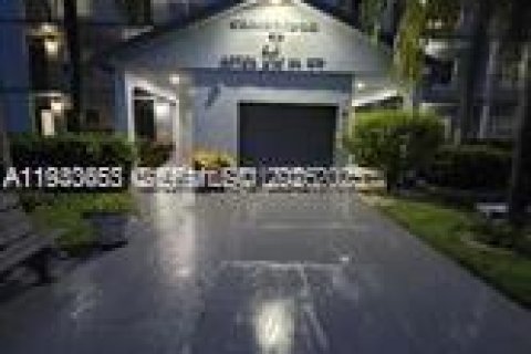 Снять в аренду кондоминиум в Пемброк-Пайнс, Флорида 2 спальни, 132.66м2, № 1991448 - фото 1