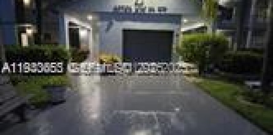 Кондоминиум с 2 спальнями в Пемброк-Пайнс, Флорида № 1991448