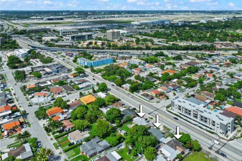 Commercial property in Hialeah, Florida № 1960438 - photo 4