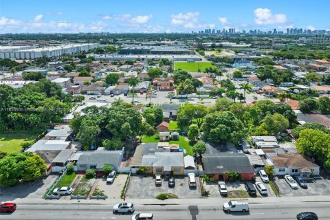 Commercial property in Hialeah, Florida № 1960438 - photo 2