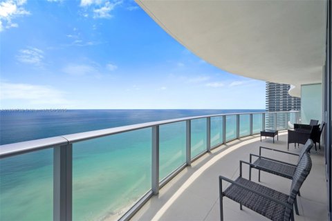 Condo in Hollywood, Florida, 2 bedrooms  № 1950564 - photo 1