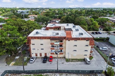 Condo in Miami Springs, Florida, 2 bedrooms  № 2172385 - photo 2