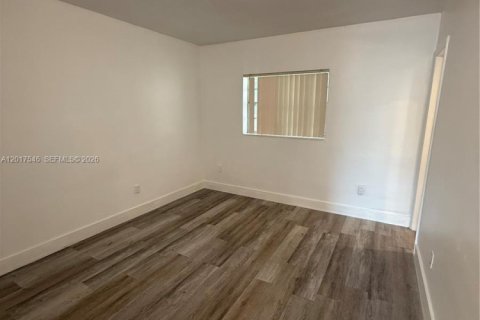 Condo in Miami Springs, Florida, 2 bedrooms  № 2172385 - photo 10