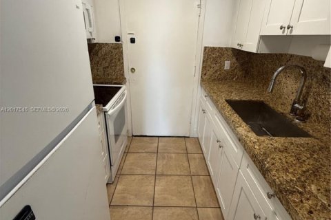 Condo in Miami Springs, Florida, 2 bedrooms  № 2172385 - photo 4