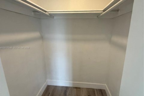 Condo in Miami Springs, Florida, 2 bedrooms  № 2172385 - photo 8