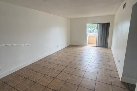 Condo in Miami Springs, Florida, 2 bedrooms  № 2172385 - photo 3