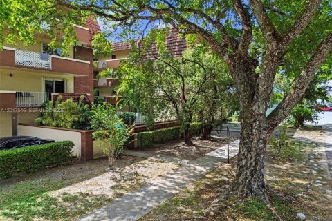 Condo in Miami Springs, Florida, 2 bedrooms  № 2172385 - photo 15
