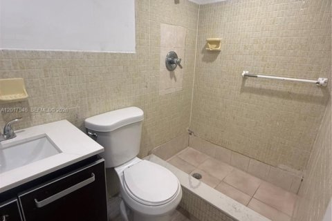 Condo in Miami Springs, Florida, 2 bedrooms  № 2172385 - photo 11