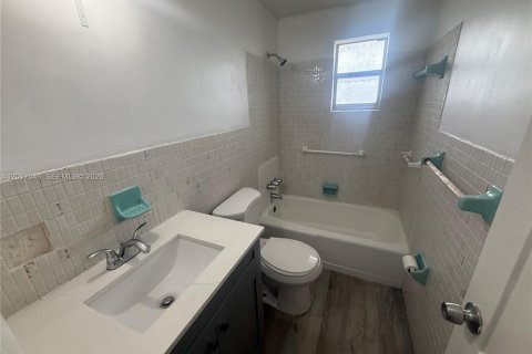 Condo in Miami Springs, Florida, 2 bedrooms  № 2172385 - photo 9