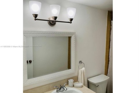 Condo in Dania Beach, Florida, 2 bedrooms  № 1945559 - photo 7