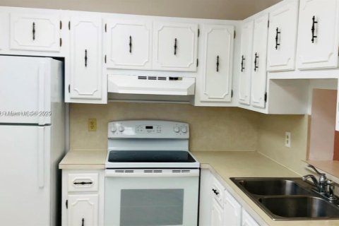Condo in Dania Beach, Florida, 2 bedrooms  № 1945559 - photo 6