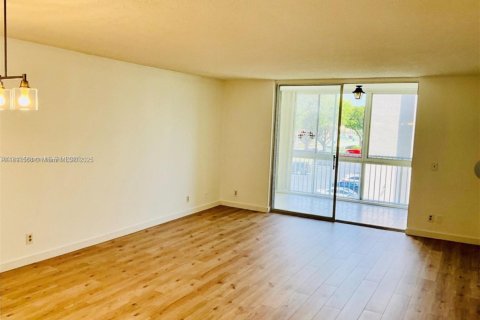 Condo in Dania Beach, Florida, 2 bedrooms  № 1945559 - photo 2