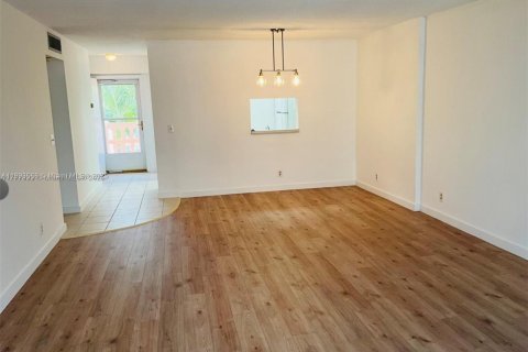 Condo in Dania Beach, Florida, 2 bedrooms  № 1945559 - photo 3