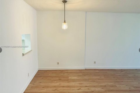 Condo in Dania Beach, Florida, 2 bedrooms  № 1945559 - photo 1