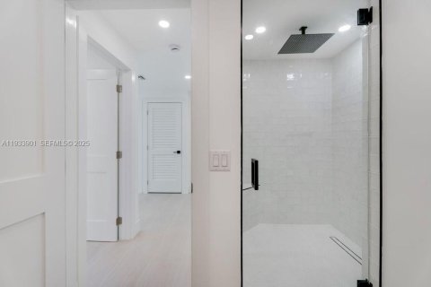 Снять в аренду виллу или дом в Майами, Флорида 3 спальни, 153.85м2, № 1992747 - фото 17