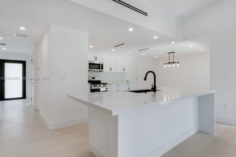 Снять в аренду виллу или дом в Майами, Флорида 3 спальни, 153.85м2, № 1992747 - фото 3