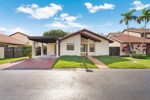 Снять в аренду виллу или дом в Майами, Флорида 3 спальни, 153.85м2, № 1992747 - фото 1