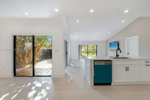 Снять в аренду виллу или дом в Майами, Флорида 3 спальни, 153.85м2, № 1992747 - фото 8