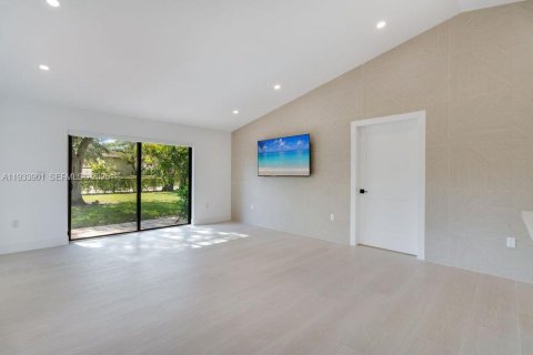 Снять в аренду виллу или дом в Майами, Флорида 3 спальни, 153.85м2, № 1992747 - фото 12