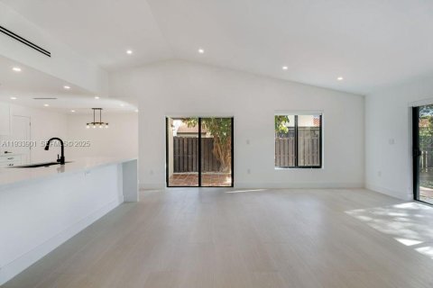 Снять в аренду виллу или дом в Майами, Флорида 3 спальни, 153.85м2, № 1992747 - фото 11