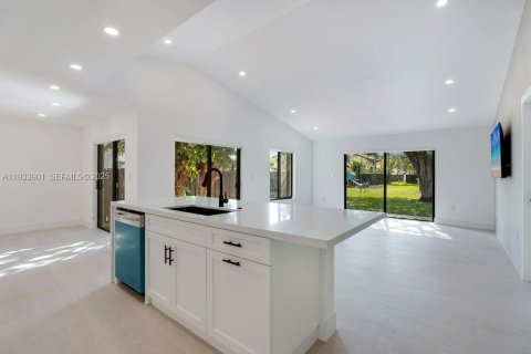 Снять в аренду виллу или дом в Майами, Флорида 3 спальни, 153.85м2, № 1992747 - фото 6