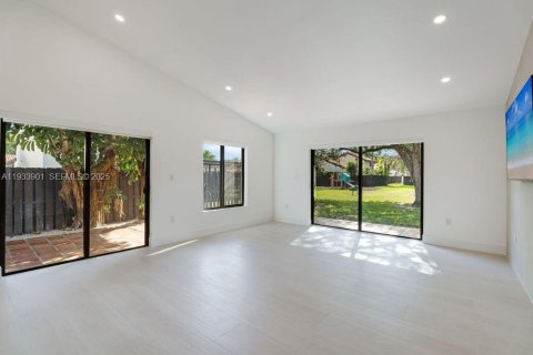 Снять в аренду виллу или дом в Майами, Флорида 3 спальни, 153.85м2, № 1992747 - фото 9