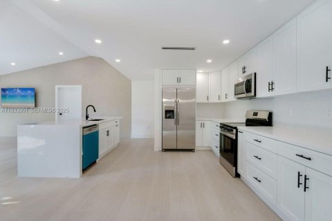 Снять в аренду виллу или дом в Майами, Флорида 3 спальни, 153.85м2, № 1992747 - фото 7