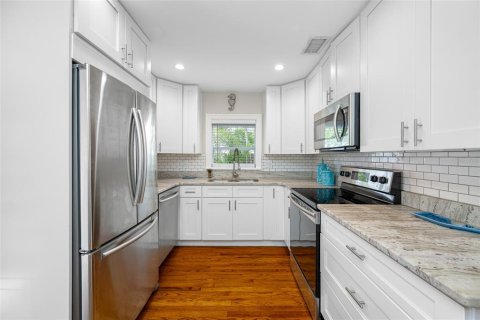 House in Saint Petersburg, Florida 2 bedrooms, 82.31 sq.m. № 1903269 - photo 20